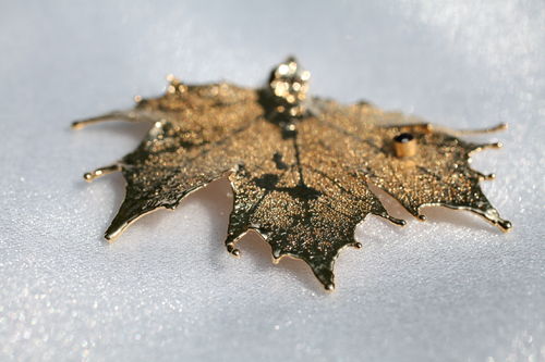 Kanadisches Ahornblatt vergoldet 24 Karat Gold mit Swarovsky Kristal schwarz. Kette 45cm lang